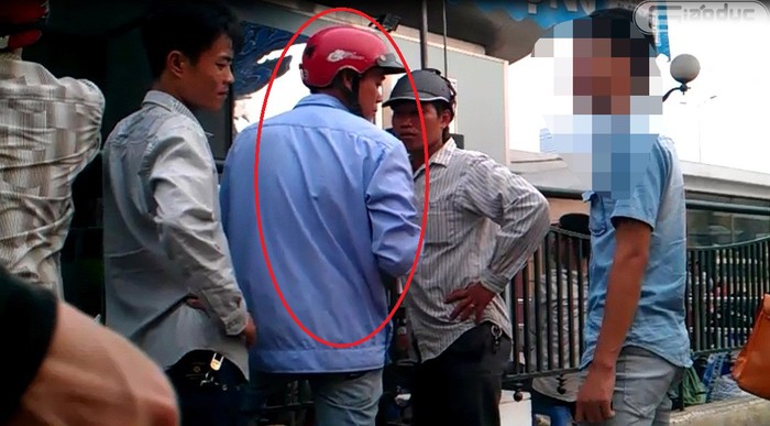 Xe ôm áo xanh cũng được "ăn chia" bằng chai nước ngọt nhưng cãi bay cãi biến là không liên quan khi phóng viên đến xin lại tiền đánh rơi.